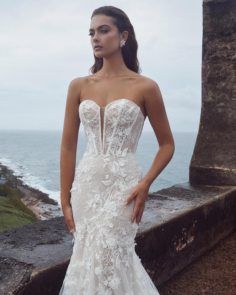 123104 fitted lace wedding dress with sleeves and mermaid silhouette4